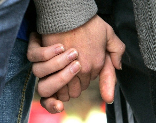 С задержанием руки партнера в своей